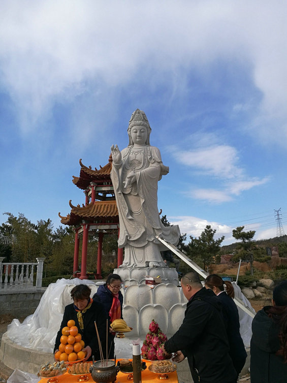 selamat batu haobo memasang patung buddha dengan sukses